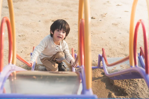 Feliz asiático criança no slide — Fotografia de Stock