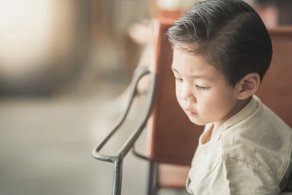 Asiático niño en un vintage café — Foto de Stock