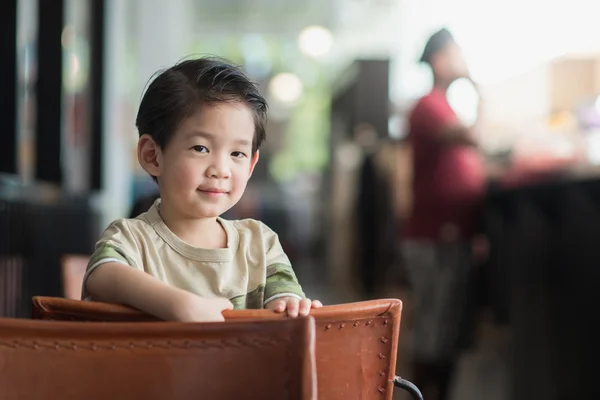 Asiático niño en un vintage café — Foto de Stock