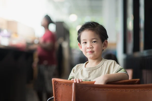 Asiática criança em um café vintage — Fotografia de Stock