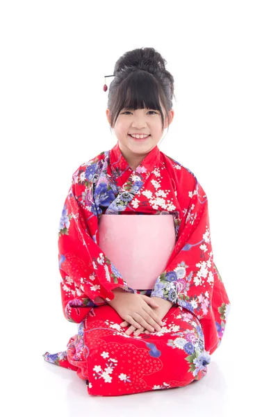 Asiática chica en japonesa tradicional vestido sentado — Foto de Stock