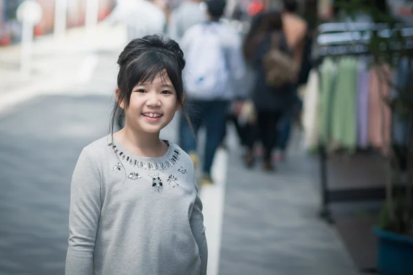 Krásná Asijská dívka nakupování v pouliční trh, Tokio Japonsko — Stock fotografie