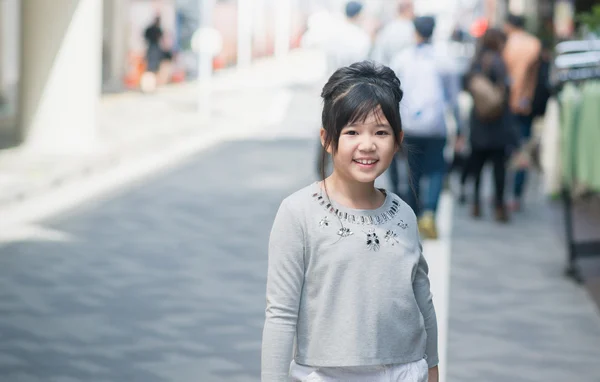 Linda menina asiática compras em um mercado de rua, Tóquio Japão — Fotografia de Stock