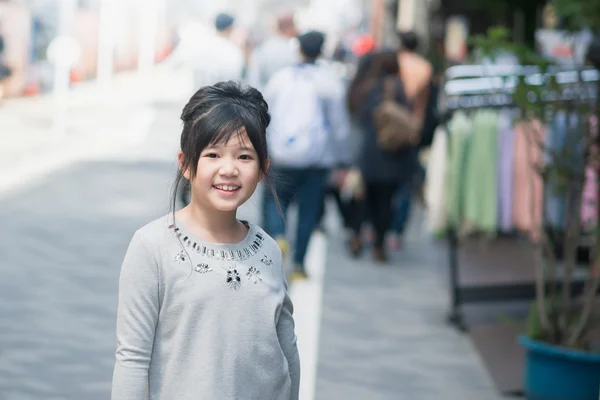 Linda menina asiática compras em um mercado de rua, Tóquio Japão — Fotografia de Stock