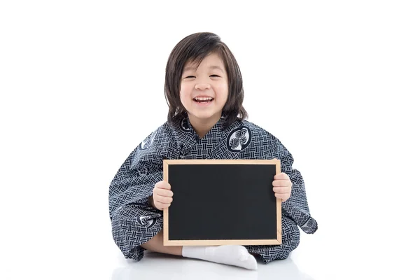 Lindo asiático chico en kimono holding negro tablero —  Fotos de Stock