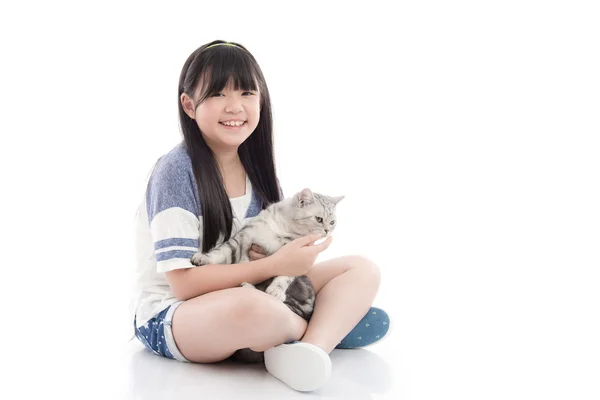 美丽的亚洲女孩和可爱的虎斑小猫一起玩 — 图库照片