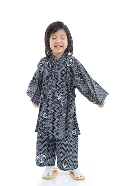 Happy asiatiska pojke i kimono sitter på vit bakgrund — Stockfoto