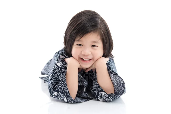 Щасливий азіатський хлопчик в кімоно бреше — стокове фото