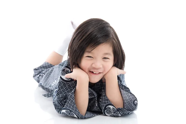 Boldog ázsiai fiú kimonó hazudik — Stock Fotó