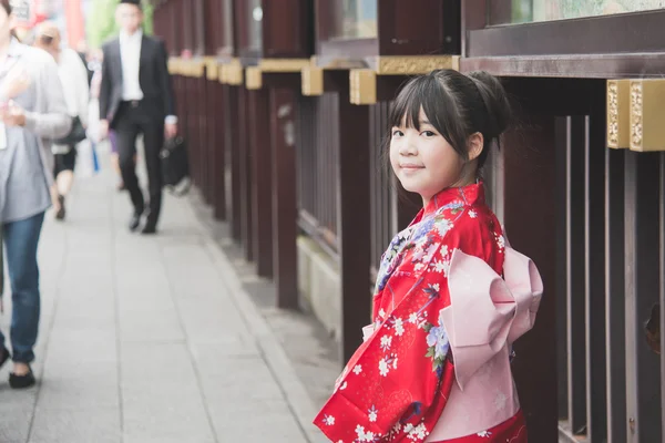 Menina asiática vestindo kimono vermelho — Fotografia de Stock