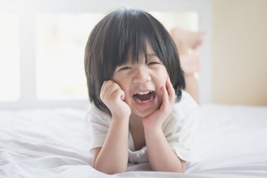 Asyalı bebek yatakta yatıyordu