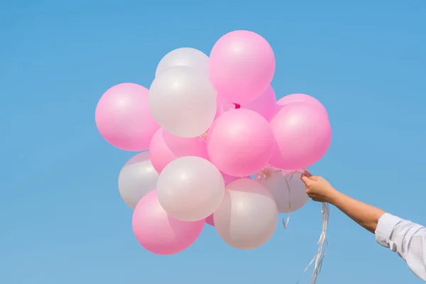 Frau hält viele Luftballons in der Hand — Stockfoto