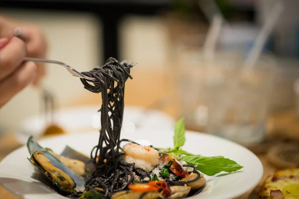 Baharatlı deniz ürünleri ile siyah spagetti — Stok fotoğraf