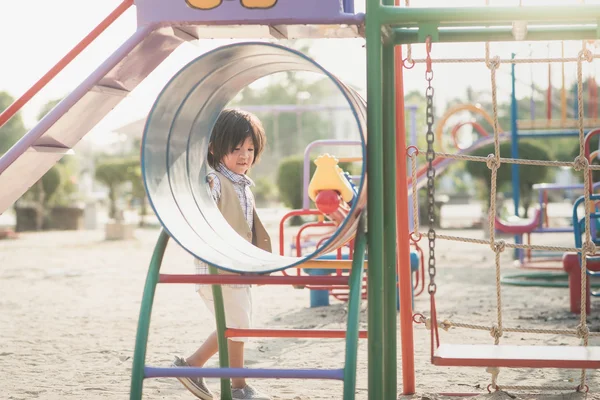 Kind spielt auf Spielplatz im Sommer-Outdoor-Park — Stockfoto