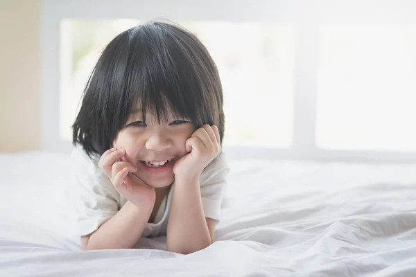 Asiatico bambino sdraiato su il letto — Foto Stock