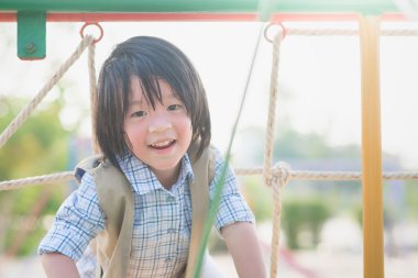 Çocuk Bahçesi yaz açık parkta oynarken