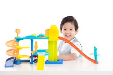 Oyuncak arabalar oynayan sevimli Asya çocuk