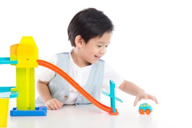 Oyuncak arabalar oynayan sevimli Asya çocuk