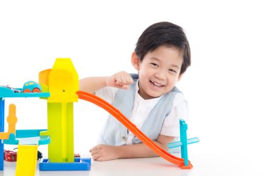 Oyuncak arabalar oynayan sevimli Asya çocuk