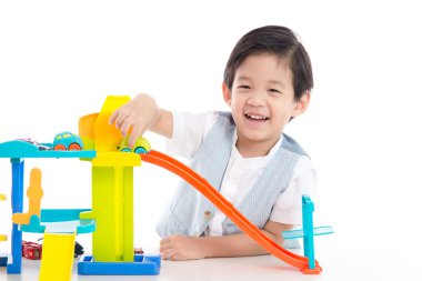 Oyuncak arabalar oynayan sevimli Asya çocuk