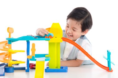 Oyuncak arabalar oynayan sevimli Asya çocuk