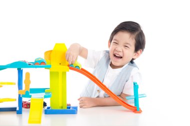 Oyuncak arabalar oynayan sevimli Asya çocuk