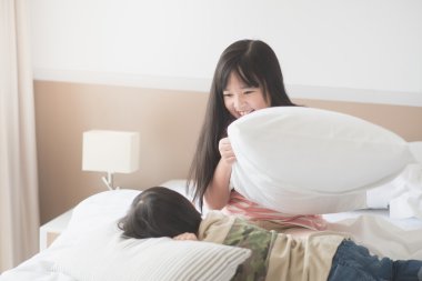 Asyalı çocuk yastık kavga odasında sahip