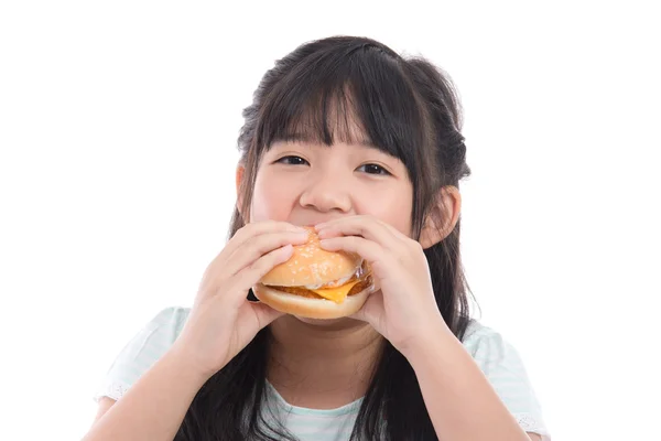 Krásná Asiatka jíst hamburger — Stock fotografie