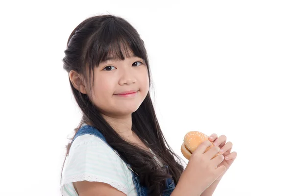 Bela ásia menina comer hambúrguer — Fotografia de Stock