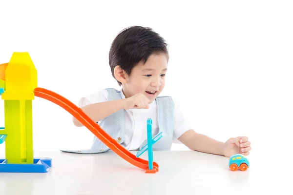 Lindo asiático niño jugando juguete coches —  Fotos de Stock