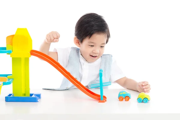 Söta asiatiska barn leker leksaksbilar — Stockfoto