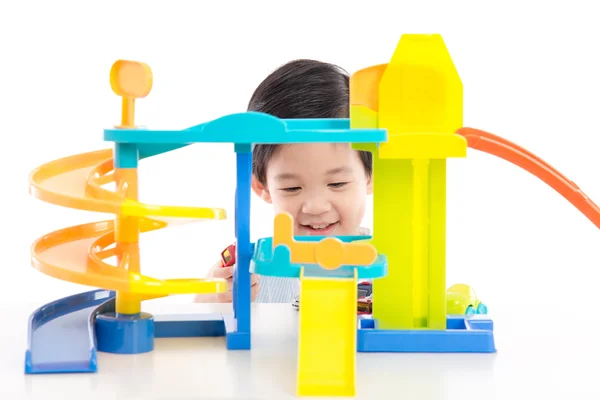 Милый азиатский ребенок, играющий в игрушечные машины — стоковое фото