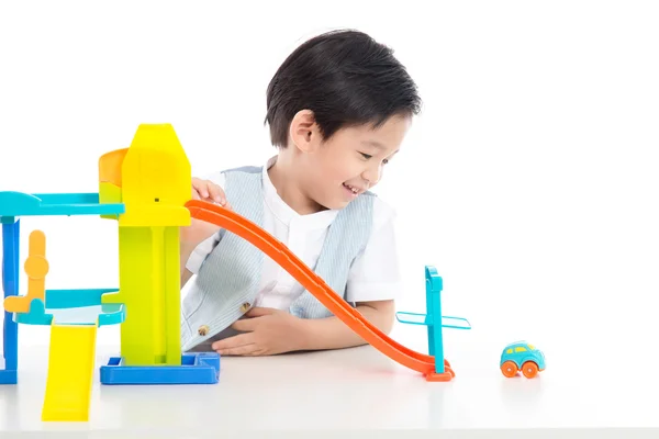 Söta asiatiska barn leker leksaksbilar — Stockfoto