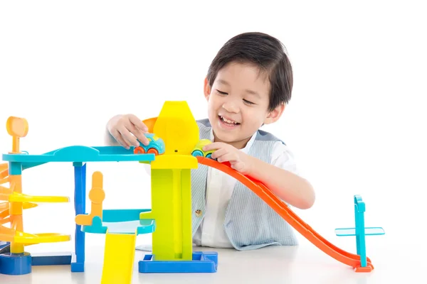 Милый азиатский ребенок, играющий в игрушечные машины — стоковое фото