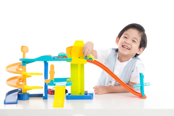 Lindo asiático niño jugando juguete coches —  Fotos de Stock