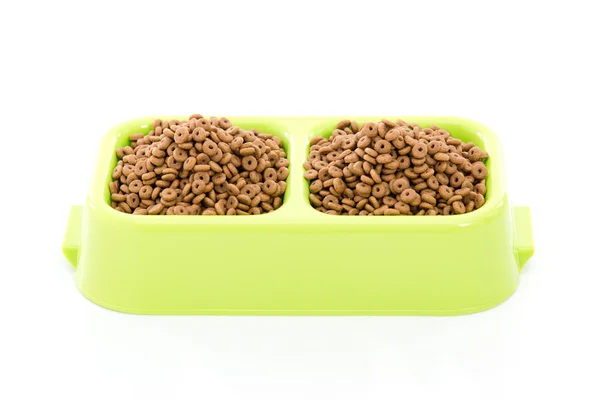 Alimentos para perros o gatos en un tazón sobre fondo blanco . —  Fotos de Stock