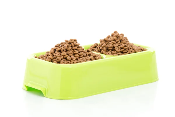 Comida de cão ou comida de gato em tigela no fundo branco . — Fotografia de Stock