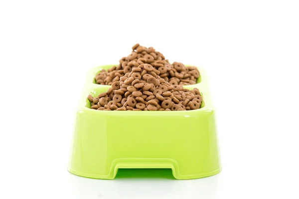 Comida de cão ou comida de gato em tigela no fundo branco . — Fotografia de Stock