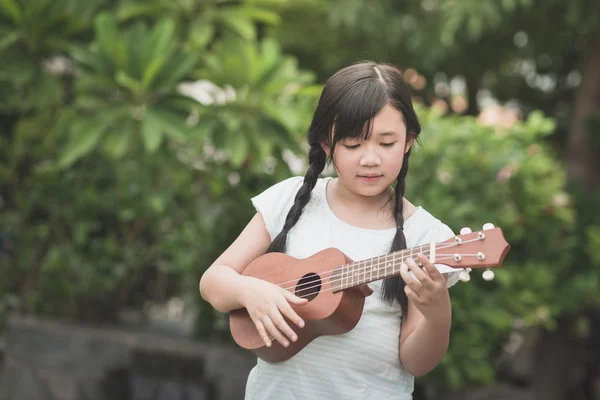 Bela ásia menina jogar ukulele , — Fotografia de Stock