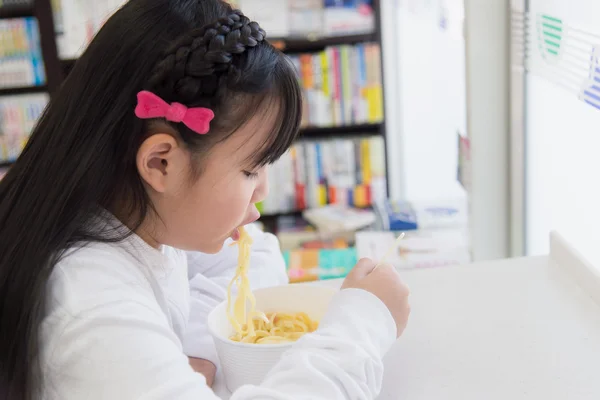 Lindo asiático niño comer spaghetti carbonara —  Fotos de Stock