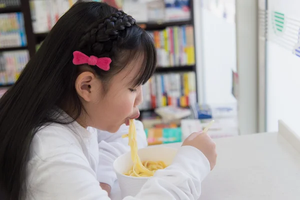 Cute asijské dítě jíst špagety Carbonara — Stock fotografie
