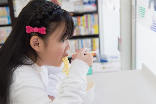 Mignon asiatique enfant manger spaghetti carbonara — Photo