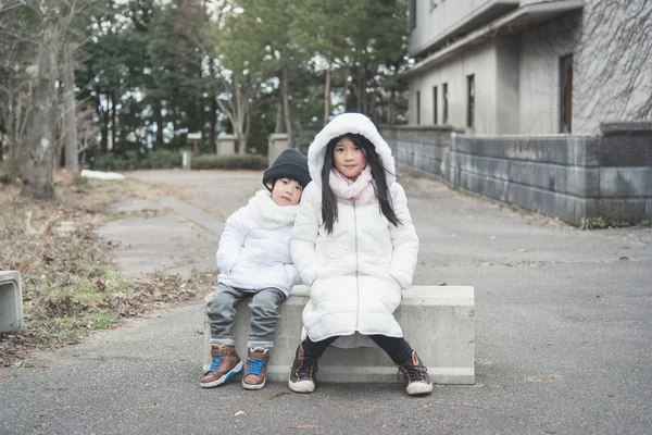Retrato de crianças asiáticas sentadas — Fotografia de Stock
