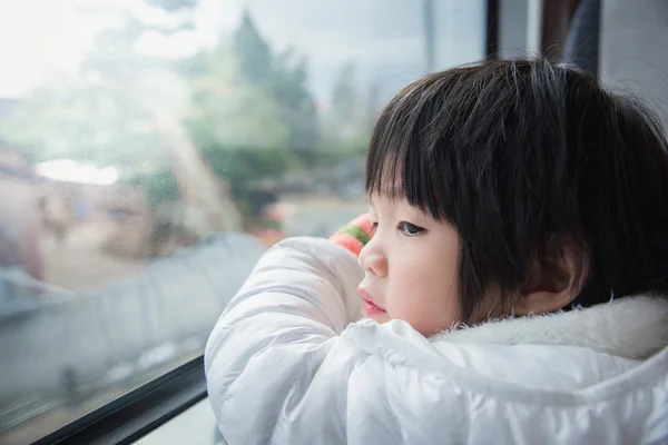 Lyckligt asiatiska barn tittar ut tågfönstret utanför — Stockfoto