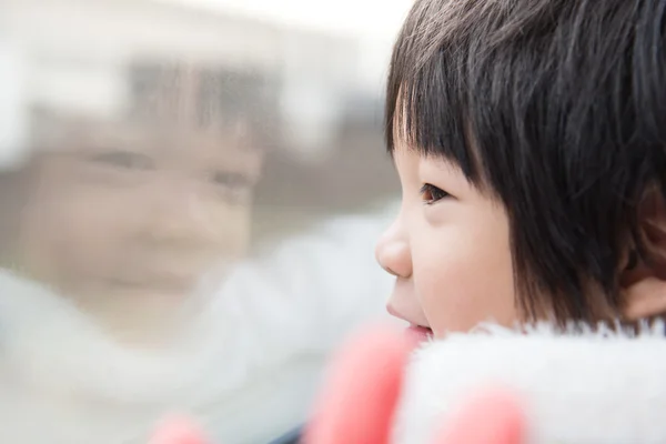 Tren pencere dışında bakarak mutlu Asyalı çocuk — Stok fotoğraf