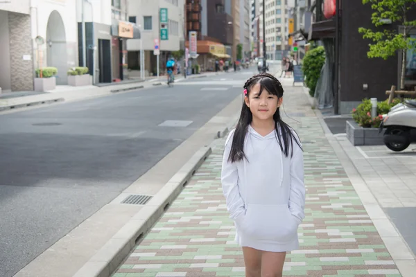 Linda menina asiática andando na rua — Fotografia de Stock