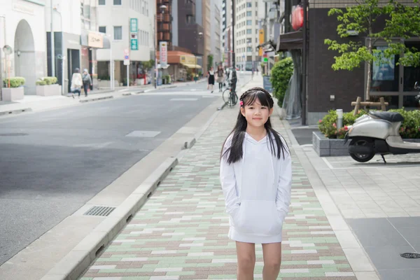 Mooi Aziatisch meisje lopen in de straat — Stockfoto