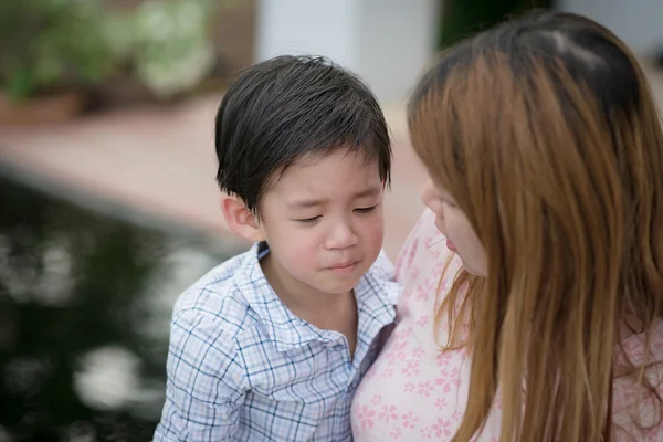 Madre abrazando y consolando a su hijo — Foto de Stock