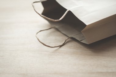 Kağıt torba ahşap arka plan üzerinde