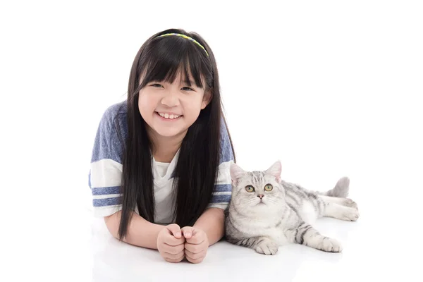 Gyönyörű ázsiai lány szép cirmos cica játszik — Stock Fotó